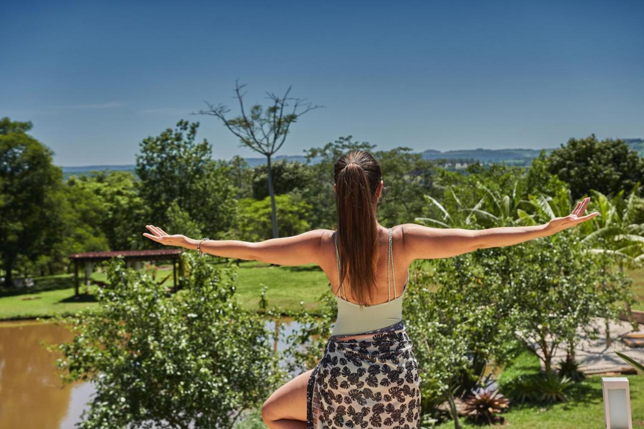 Hotel Boutique Frangipani Brotas Exterior foto A woman practicing yoga